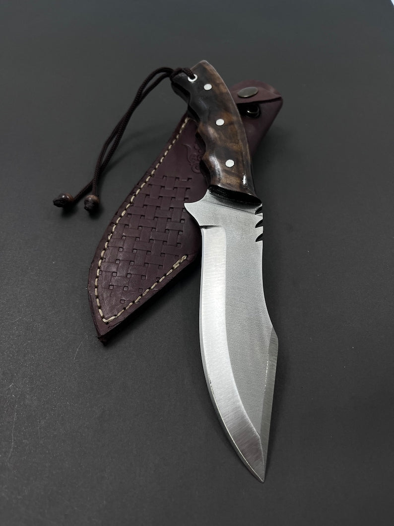 Coltello da caccia a codolo intero fatto a mano: acciaio inciso, impugnatura in noce.
